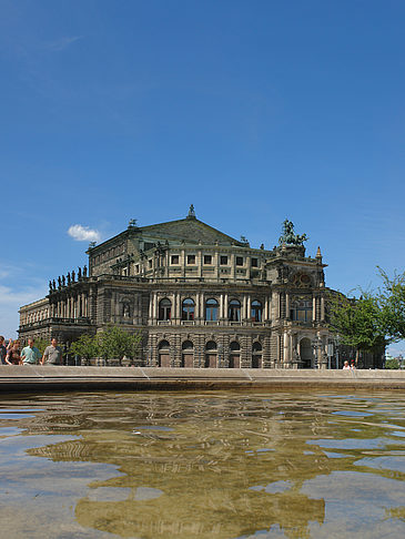 Semperoper mit Springbrunnen - Sachsen (Dresden)