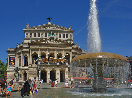 Alte Oper mit Brunnen - Hessen (Frankfurt am Main)