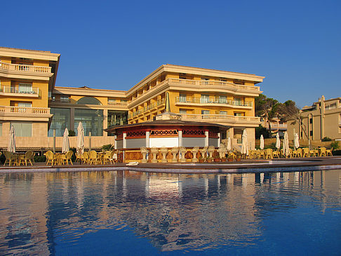 Foto Hotel mit Pool bei Dämmerung - 