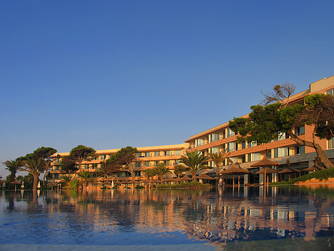 Foto Hotel mit Pool bei Dämmerung