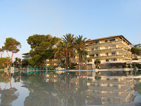 Foto Hotel mit Pool bei Dämmerung - 