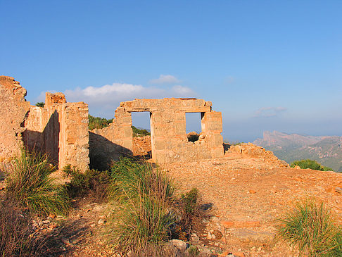 Ruinen am Berg entlang