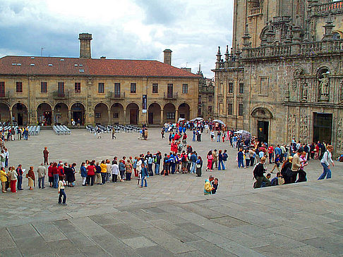  Bildansicht von Citysam  Die Besucher warten auf Einlaß an der Puerta Santa